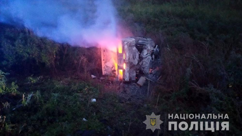 Від удару автомобіль загорівся