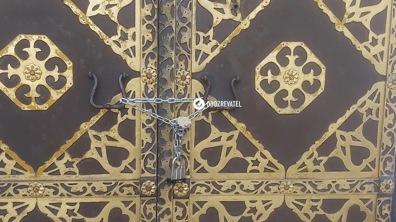 Двері на замку та працює комісія: в УПЦ МП забрали дві церкви в Києво-Печерській лаврі. Фото