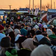 Bloomberg: Пов'язане з РФ угруповання погрожує організаціям, які допомагають біженцям із України