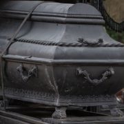 Чоловік витяг з могили трyп своєї матері і прожив з ним 13 років: м0т0р0шна історія