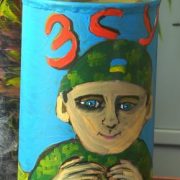 Грає на трубі та розмальовує військові трофеї: як 12-річний переселенець з Миколаївщини допомагає ЗСУ