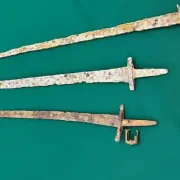 Митниця США затримала посилку РФ з трьома скіфськими мечами. Їх передали українському посольству