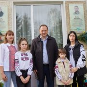 На фасаді гімназії у Драгомирчанах відкрили анотаційну дошку Герою Денису Болтяну