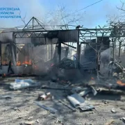 Російські окупанти зранку обстріляли Херсон: потрапили в зупинку транспорту, троє загиблих
