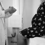 У Польщі жінка померла наступного дня після успішних пологів: поліція назвала шокувальну причину