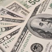 В Україні почав рости курс долара: де вигідно здати валюту