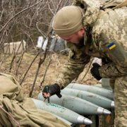 “Вовки Да Вінчі” підписують снаряди “Герою слава” і б’ють ними по ворогу під Бахмутом