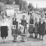 Історик показав архівне фото дівчат з Прикарпаття