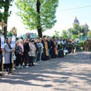 На фасаді Черніївського ліцею відкрили анотаційну дошку Роману Круліву. ФОТО