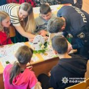 Прикарпатські поліцейські разом з дітьми виготовляли великодні сувеніри. ФОТО