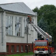 Рятувальники завершили розбір завалів на місці ракетного удару. ВІДЕО