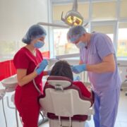 Стоматолог-хірург ЦМКЛ розповів про небезпеки від ускладнень карієсу