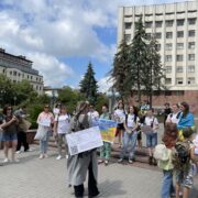 Встановлення чітких термінів служби для військових: у Франківську відбувся мирний пікет. ФОТО