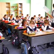 Через школу знову нерви: як навчатимуться діти в Україні, закордоном і на ТОТ