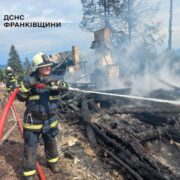 На території етнопарку у Надвірнянському районі горіли дві дерев’яні будівлі. ФОТО