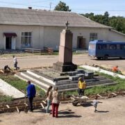 Понад 70 років пролежали під шаром бетону: на Франківщині облаштують меморіал із сотні мацев