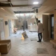 У Києві після прильоту у лікарню “Охматдит” дітей евакуйовують в інші медзаклади