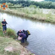 У Надвірній водолази дістали з річки тіло чоловіка. ФОТО
