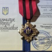 Воїн з Франківщини отримав почесний нагрудний знак “Золотий хрест”