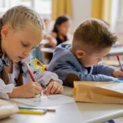 Жодних канікул та шість днів занять: в Україні школи перейдуть на новий формат навчання