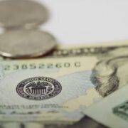 Долар «причаївся»: Що буде з валютою до кінця літа