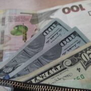 Дoлaр тa єврo лeтять дo нeбeс: бaнкu тa oбмiнкu знoву змiнuлu курс вaлют