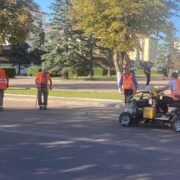 У Долині оновлюють дорожні розмітки