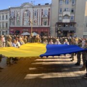 В Івано-Франківську урочисто підняли державний стяг. ФОТО