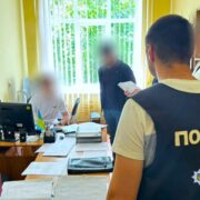 Вимагав 800 доларів за вступ: на хабарі викрили відповідального секретаря приймальної комісії одного із навчальних закладів Франківська