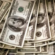 “Долар дорожчає, курс валют приголомшує”: українцям сказали, чи пора терміново бігти в обмінники