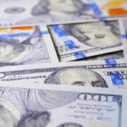 Долар та євро б’ють рекорди: банки та обмінки різко змінили курс валют