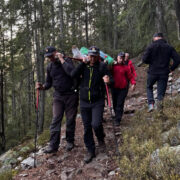 Гірські рятувальники транспортували травмовану туристку до підніжжя гори. ФОТО