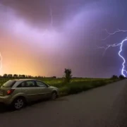 “Осіння негода рине на ці області з несамовитою силою, шалений дощ і могутня гроза пруть за спекою”: буде злива і холод