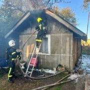 У Вовчинці горить господарська споруда