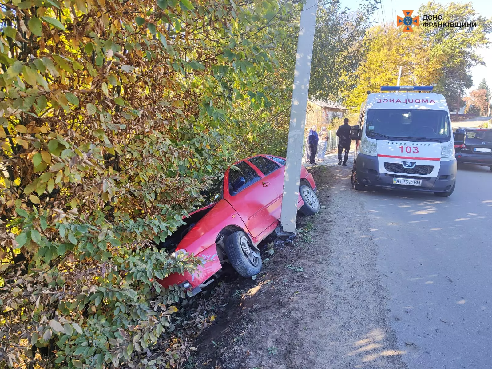 На Калущині авто в'їхало в електроопору