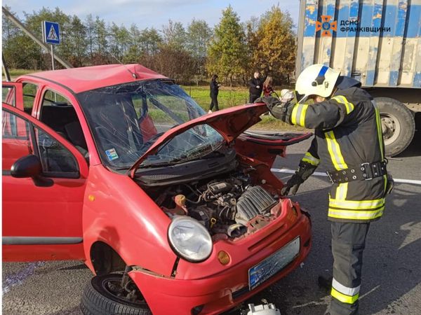 На Коломийщині зіткнулись вантажівка та легкова автівка: є постраждалі