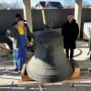 У Голині на дзвіниці встановили 345-кілограмовий дзвін з ливарні Фельчинських