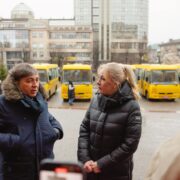 17 новеньких шкільних автобусів сьогодні передали громадам Прикарпаття. ФОТО