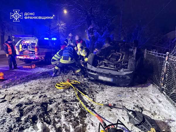 ДТП на Калущині: рятувальники деблокували двох осіб