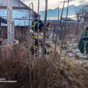 На Прикарпатті рятувальники витягли з криниці собачку