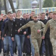 Порятунок від мобілізації: чоловіки ринули на непрестижну донедавна та низькооплачувану роботу