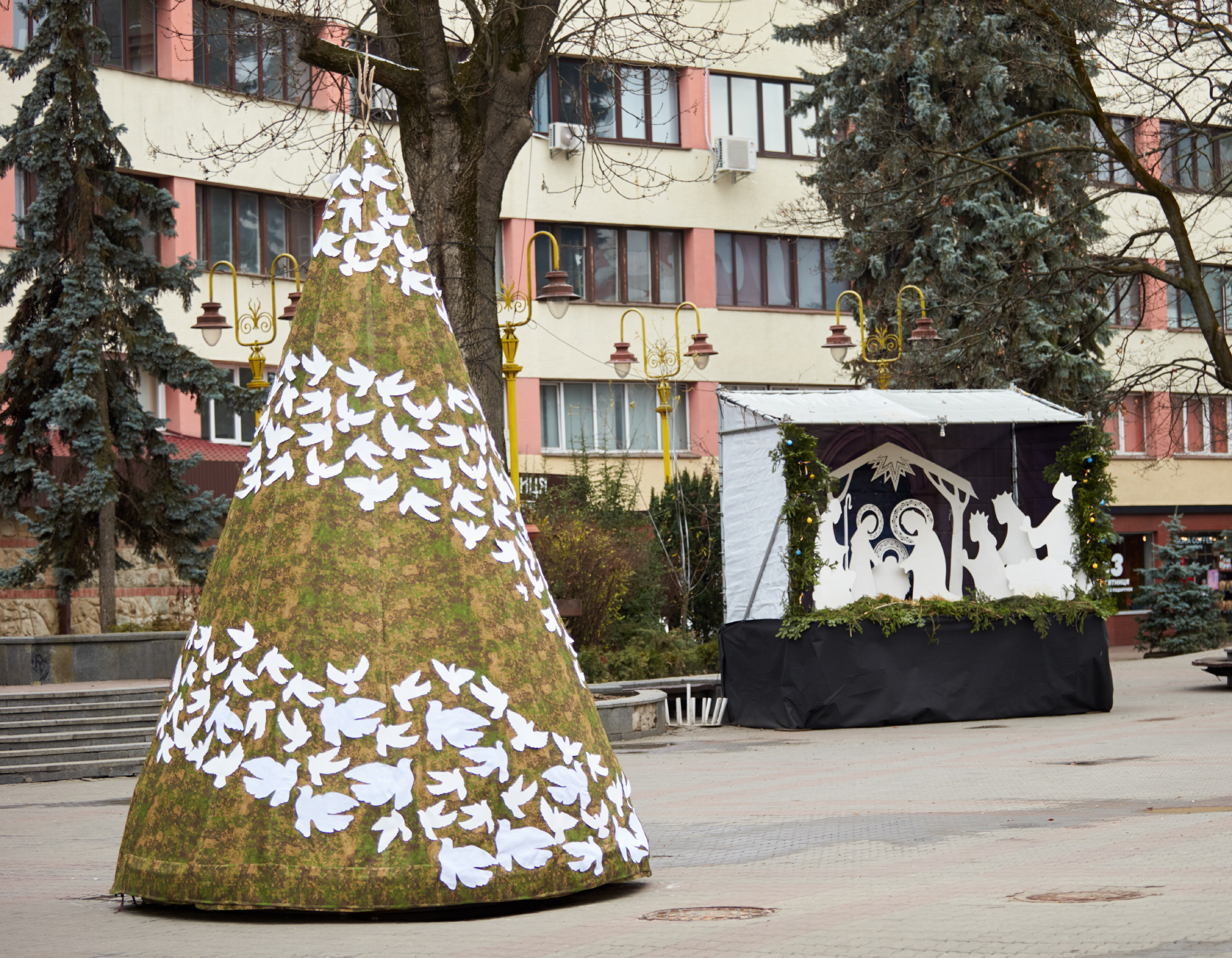 У центрі Франківська встановили ялинку перемоги.ФОТО