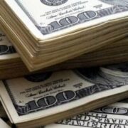 “В Україні ніхто не чекав цього від курсу валют, долар летить до червоної межі прямо на свята”: що станеться в обмінниках