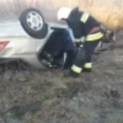 На Прикарпатті автомобіля з’їхав у кювет та перекинувся на дах