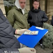 На Закарпатті впіймали прикордонника, який за хабарі допомагав чоловікам виїхати з України