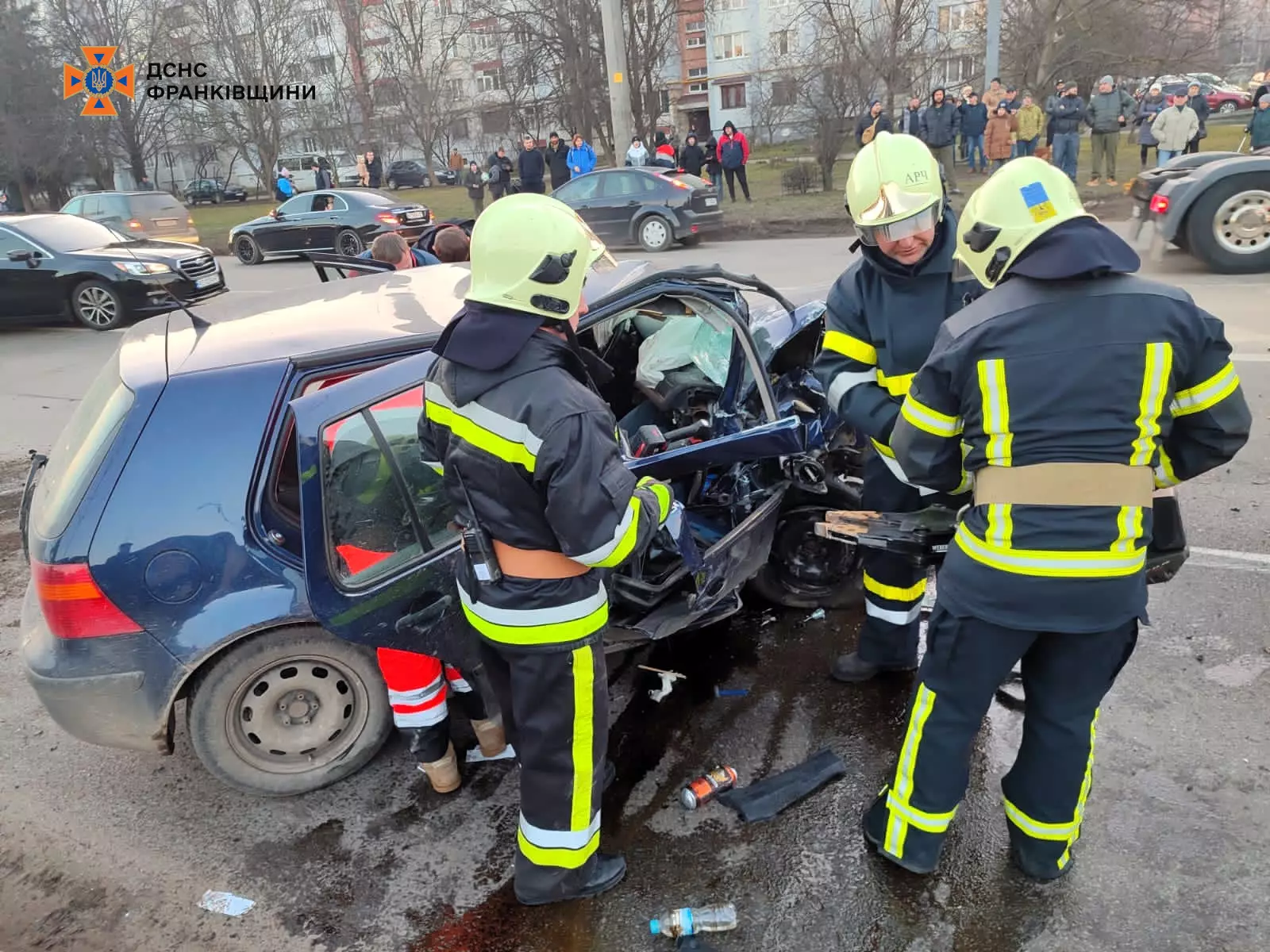 Рятувальники розповіли про ліквідацію ДТП у Франківську