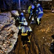 У Франківську рятувальники витягували чоловіка з канави