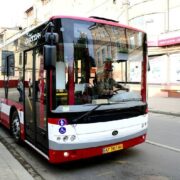 У комунальному транспорті тепер можна платити карткою будь-якого банку