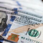 Українці скуповують валюту: долар знову виріс