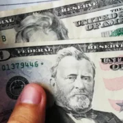 Долар готується до нового зростання: які шанси, що валюта почне “стрибати”